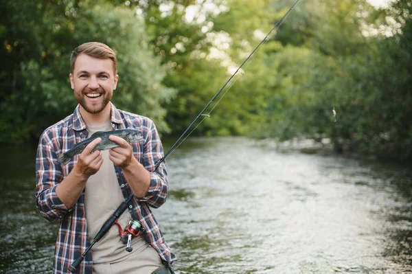 渔夫和鳟鱼野生河流上的渔夫 — 图库照片