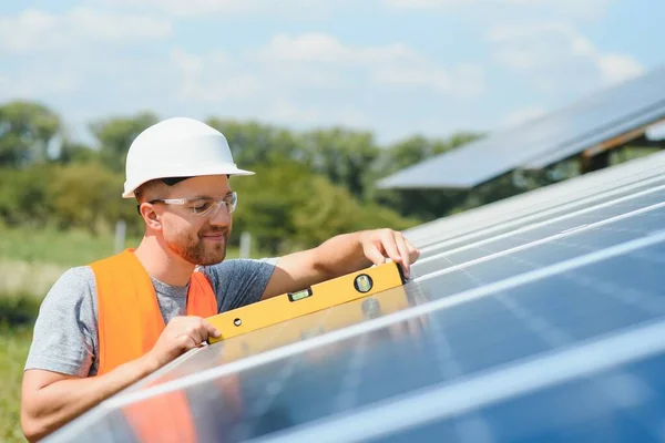 Man Working Solar Power Station — Zdjęcie stockowe