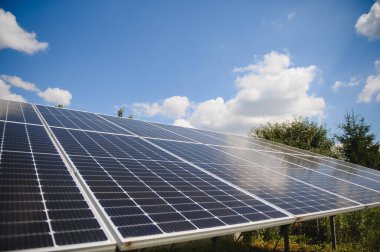 Dışarıda güneş panelleri kuran işçiler.