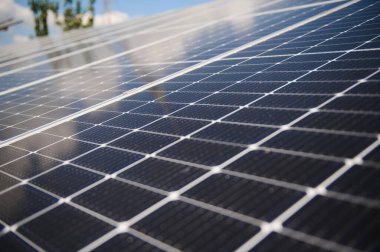 Dışarıda güneş panelleri kuran işçiler.