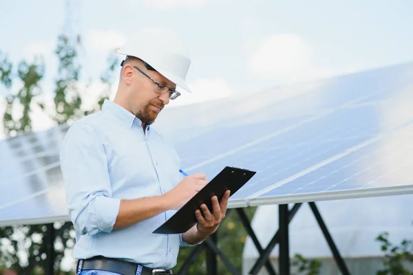 Engineer Solar Power Station Solar Panel Practical Lessons Renewable Energy — Zdjęcie stockowe