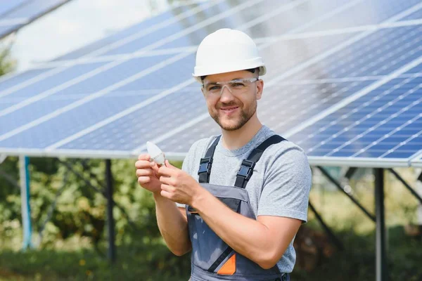 Człowiek Trzyma Żarówkę Swojej Koncepcji Energii Słońce Jest Czyste Pracy — Zdjęcie stockowe
