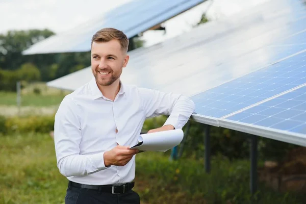 Technician Checks Maintenance Solar Panels — Fotografia de Stock