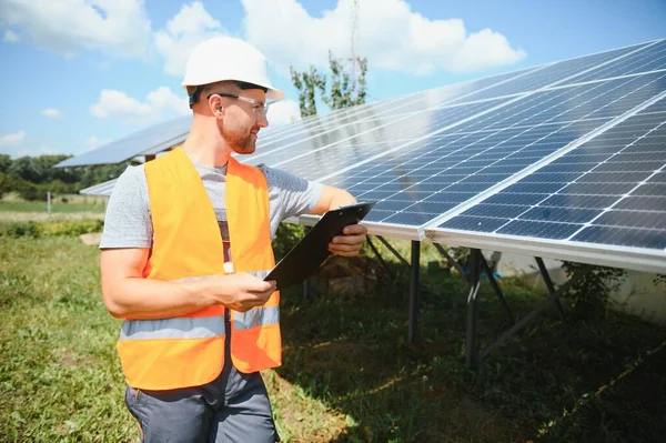 Male Engineer Protective Helmet Installing Solar Photovoltaic Panel System Alternative — Zdjęcie stockowe