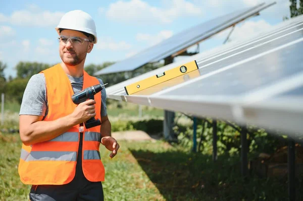 Mężczyzna Bateriami Słonecznymi Człowiek Kasku Ochronnym Instalacja Autonomicznego Systemu Paneli — Zdjęcie stockowe