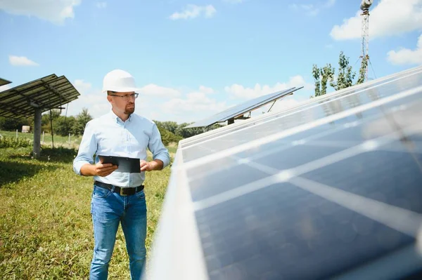 Engineer Solar Power Station Solar Panel Practical Lessons Renewable Energy — Zdjęcie stockowe