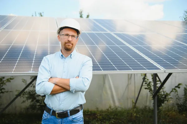 Engineer Solar Power Station Solar Panel Practical Lessons Renewable Energy — Stok Foto