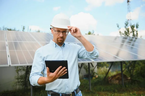 Technician Checks Maintenance Solar Panels — Zdjęcie stockowe