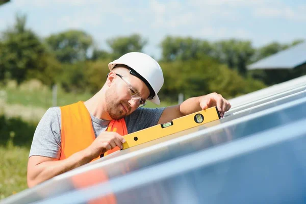 Man Working Solar Power Station — Zdjęcie stockowe