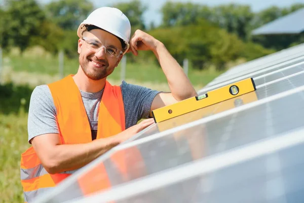 Man Working Solar Power Station — Fotografia de Stock