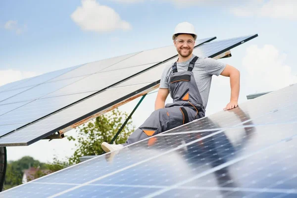 Trabalhador Instalação Painéis Solares Livre — Fotografia de Stock