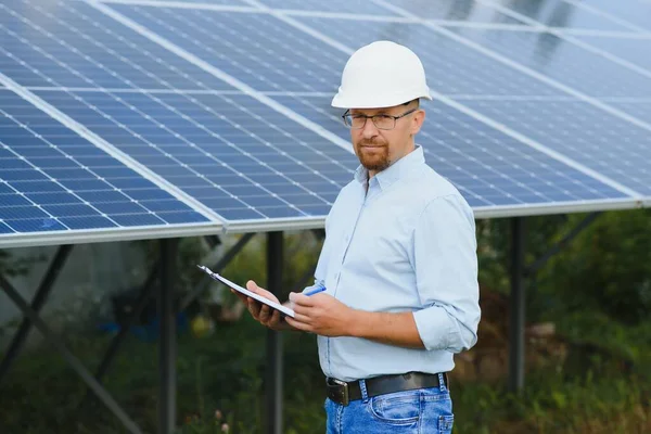 Technician Checks Maintenance Solar Panels — Zdjęcie stockowe