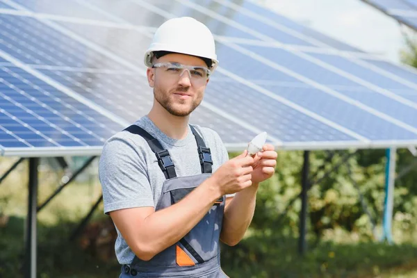 Technical Expert Solar Photovoltaic Panels Remote Control Performs Routine Actions — Fotografia de Stock