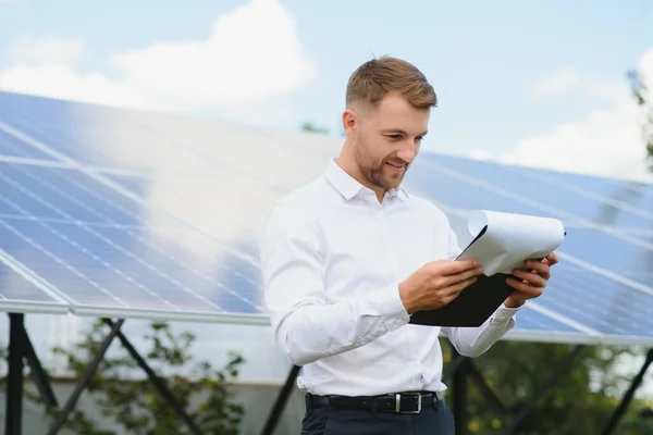 Solar Power Plant Man Standing Solar Panels Renewable Energy — Stok fotoğraf