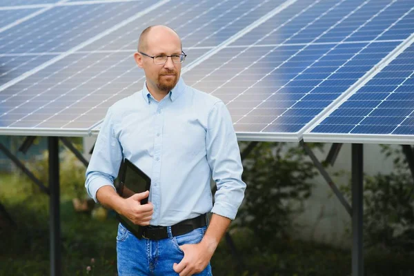 Portrait Male Engineer Tablet His Hands Solar Panels Station Wearing — Fotografia de Stock