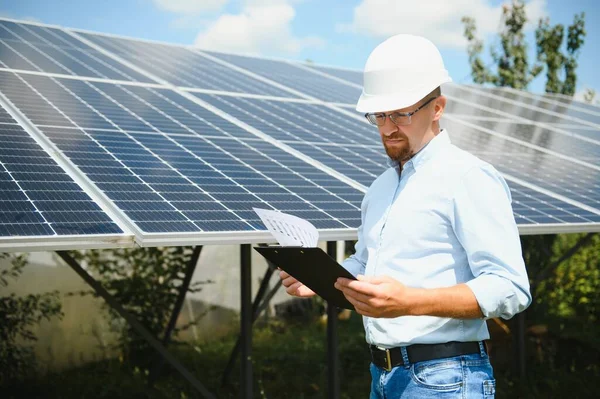 Engineer Solar Power Station Solar Panel Practical Lessons Renewable Energy — Stok fotoğraf