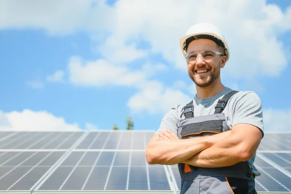 Man Working Solar Power Station — Zdjęcie stockowe