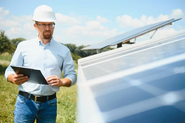 Technician Checks Maintenance Solar Panels — Stok Foto