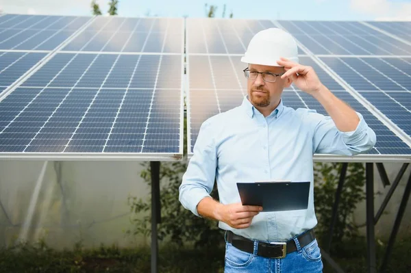 Mężczyzna Pewność Elektrowni Słonecznej — Zdjęcie stockowe