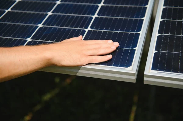 Werknemer Installeert Zonnepanelen Buiten — Stockfoto