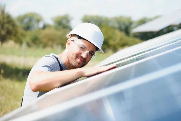 Trabalhador Instalação Painéis Solares Livre — Fotografia de Stock