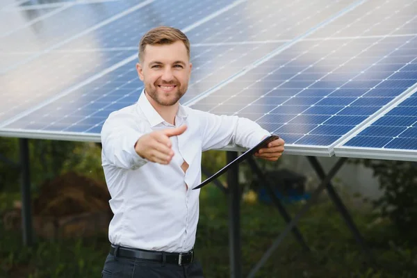 Trabalhador Instalação Painéis Solares Livre — Fotografia de Stock