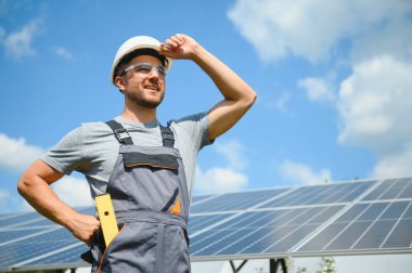 Dışarıda güneş panelleri kuran işçiler.