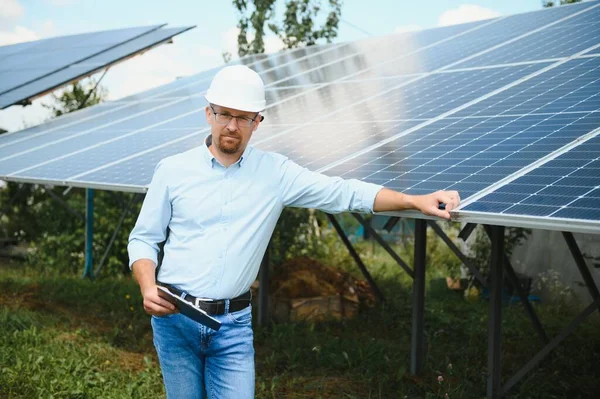 Trabalhador Instalação Painéis Solares Livre — Fotografia de Stock