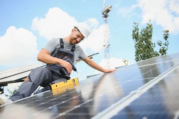 Lavoratore Installazione Pannelli Solari All Aperto — Foto Stock