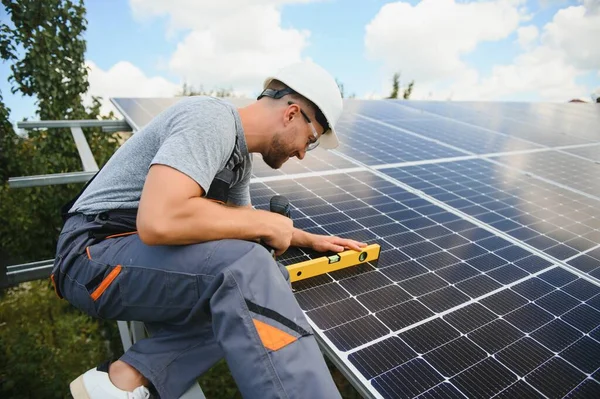Мужчина Инженер Защитном Шлеме Устанавливает Солнечную Фотоэлектрическую Панельную Систему Альтернативная — стоковое фото