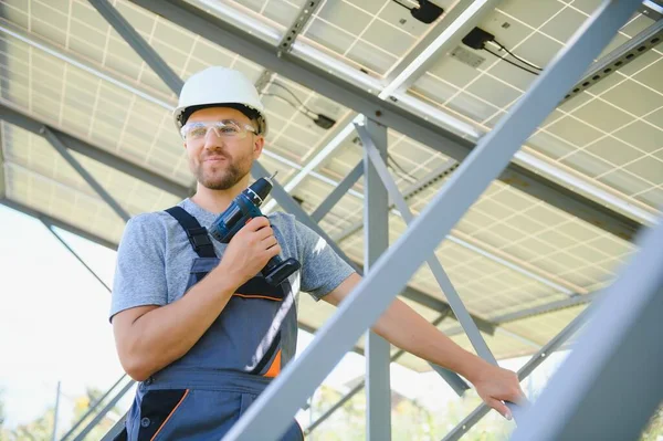 Technician Checks Maintenance Solar Panels — Zdjęcie stockowe