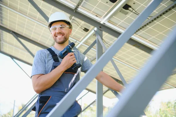 Male Engineer Protective Helmet Installing Solar Photovoltaic Panel System Alternative — Stok fotoğraf
