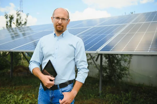 Portrait Male Engineer Tablet His Hands Solar Panels Station Wearing — Fotografia de Stock