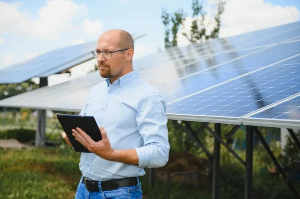 Portrait Male Engineer Tablet His Hands Solar Panels Station Wearing — Stok fotoğraf