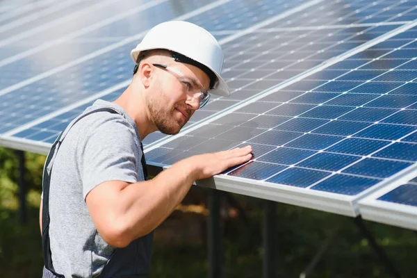 Solar Panel Technician Installing Solar Panels Sunny Day — Stockfoto