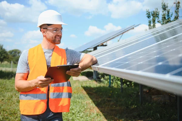 Man Working Solar Power Station — Zdjęcie stockowe