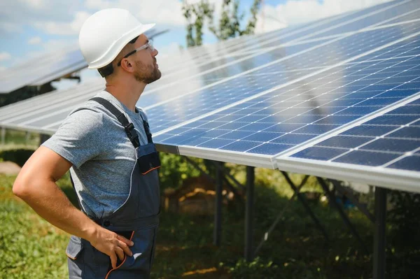 Man Working Solar Power Station — Stok fotoğraf