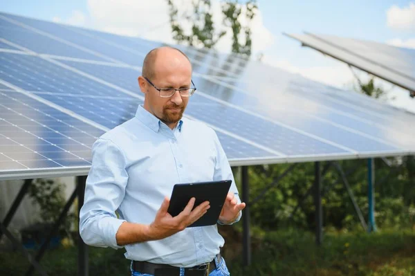 Portrait Male Engineer Tablet His Hands Solar Panels Station Wearing — Stok fotoğraf