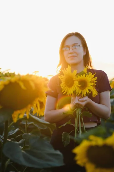 Vacker Ung Flicka Njuter Naturen Fältet Solrosor Vid Solnedgången — Stockfoto