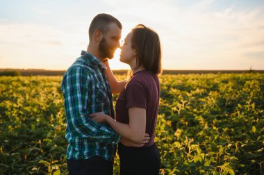 güzel çift bir güzel gün batımını izlemek birlikte.