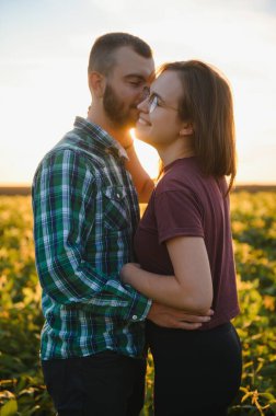 güzel çift bir güzel gün batımını izlemek birlikte.