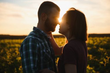 güzel çift bir güzel gün batımını izlemek birlikte.