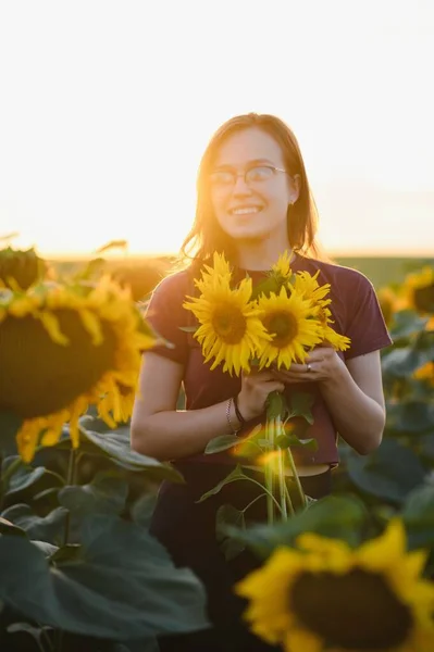 Vacker Ung Flicka Njuter Naturen Fältet Solrosor Vid Solnedgången — Stockfoto