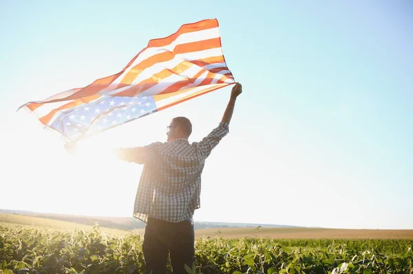 Ένας Νεαρός Αγρότης Στέκεται Αμερικανική Σημαία Χωράφι Σόγια Έννοια Της — Φωτογραφία Αρχείου