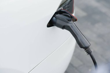 Şarj ediliyor bir elektrikli otomobil takılı güç kaynağı ile Hibrid araba elektrikli şarj istasyonu yakın