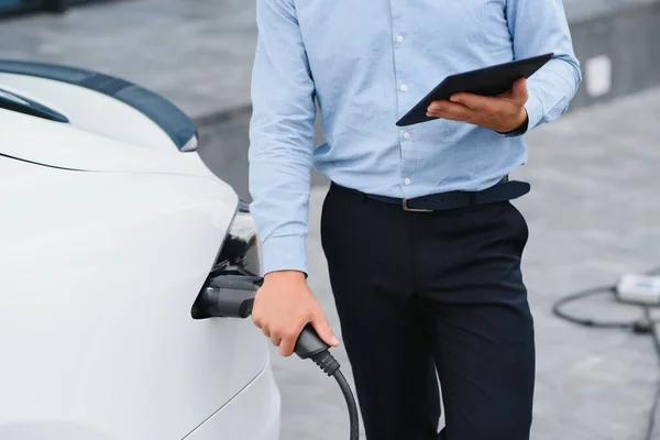 Businessman Charges Electric Car — Stock Photo, Image