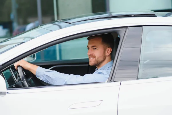 Homme Affaires Tenant Volant Tout Conduisant Une Voiture Électrique Moderne — Photo