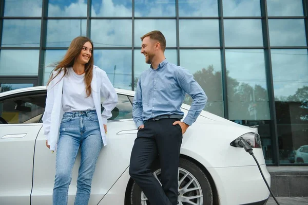 Couple Charging Station Electric Vehicles — Stock Fotó