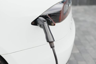 Priz şarj bir elektrikli araba, görüntü kadar kapatın.
