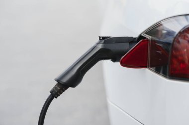 Priz şarj bir elektrikli araba, görüntü kadar kapatın.